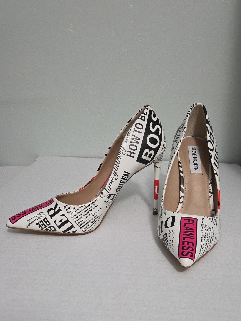 Steve Madden Boss Lady White Newspaper-Print Pointed Pumps Size 8